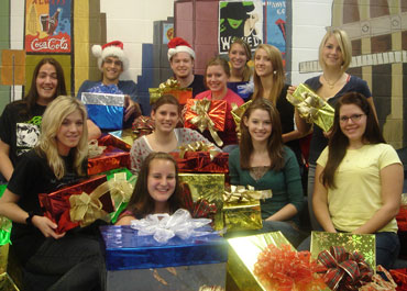 SMHS chorus selling holiday greenery