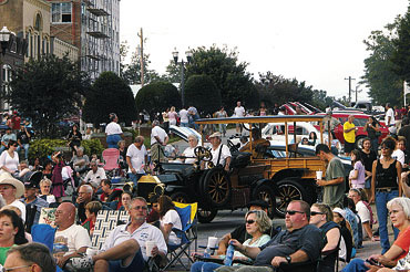 Cars, crowds and...Elvis!2
